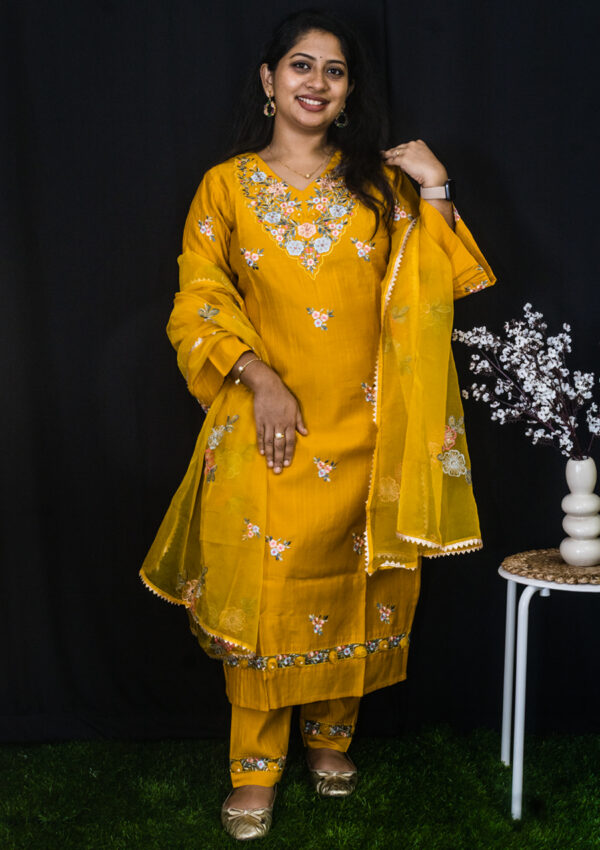 Floral embroidery kurti set