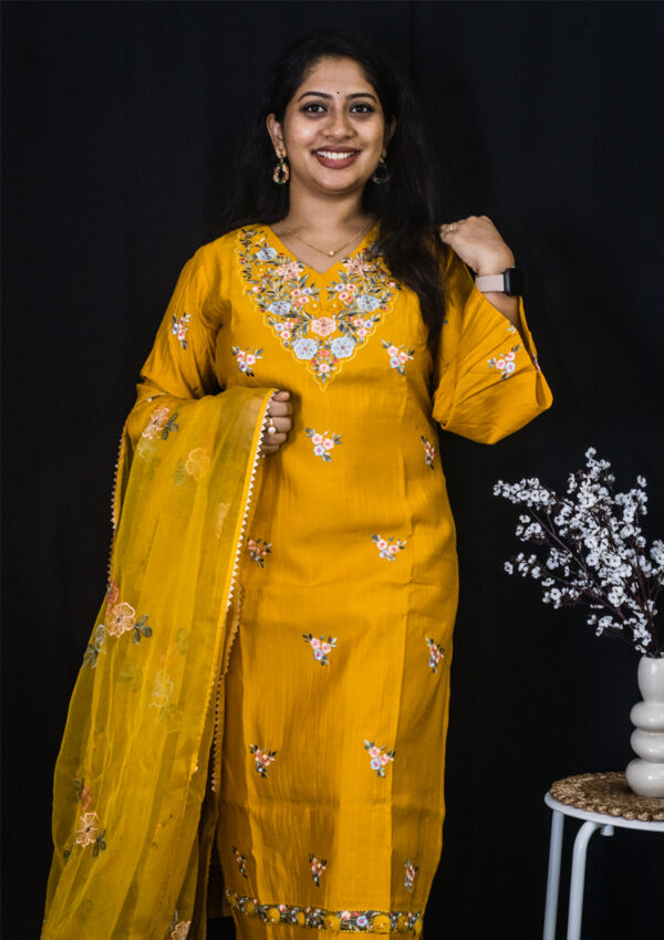 Floral embroidery kurti set - Image 3