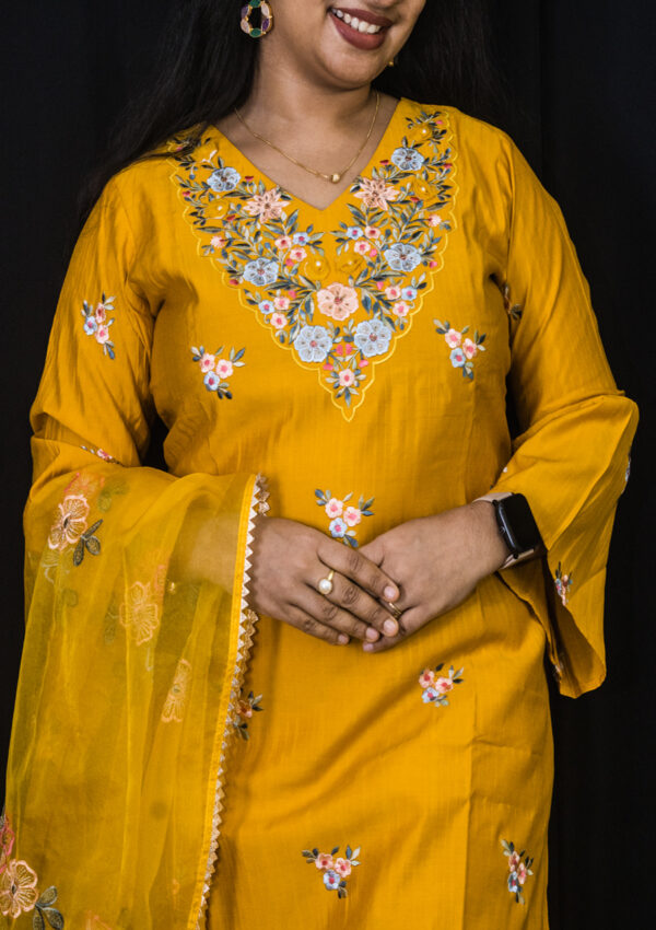 Floral embroidery kurti set - Image 2